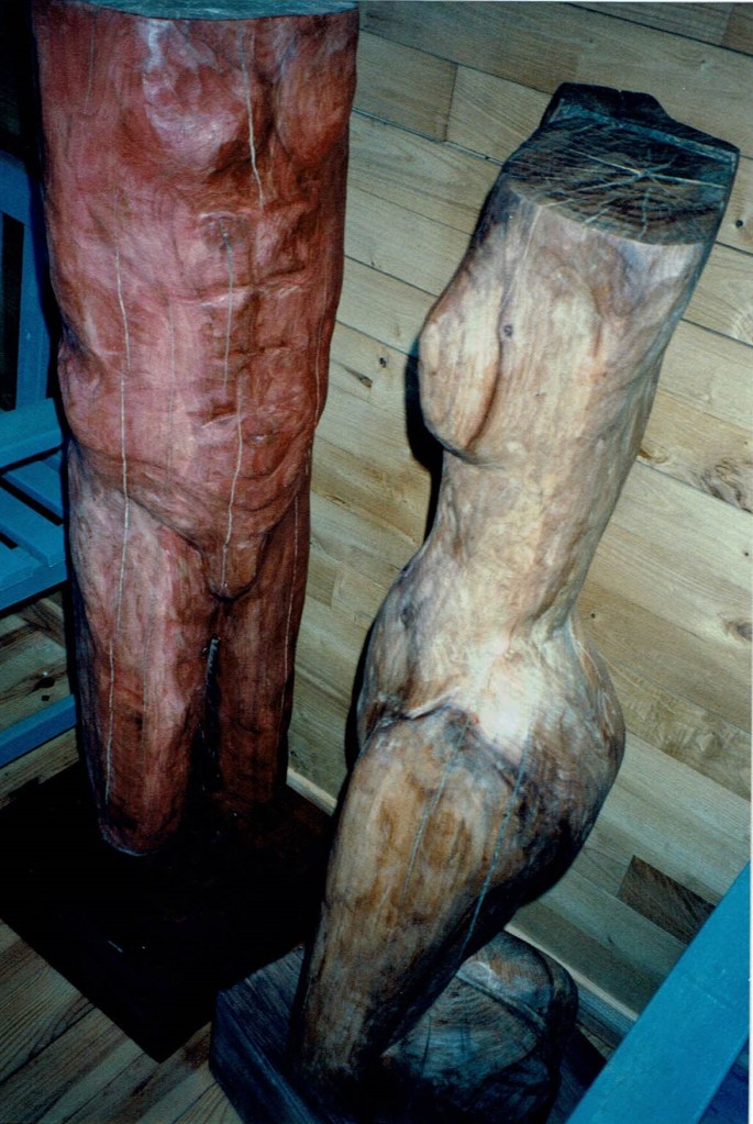 Dans de l'orme ciré, Chris Le Guen artiste peintre et sculptrice, a créé Adam et Eve