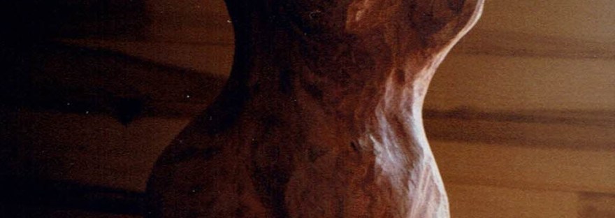 "Buste" créé par Chris Le Guen artiste peintre et sculptrice, est en châtaignier