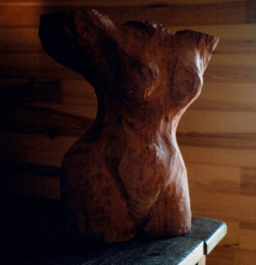 "Buste" créé par Chris Le Guen artiste peintre et sculptrice, est en châtaignier