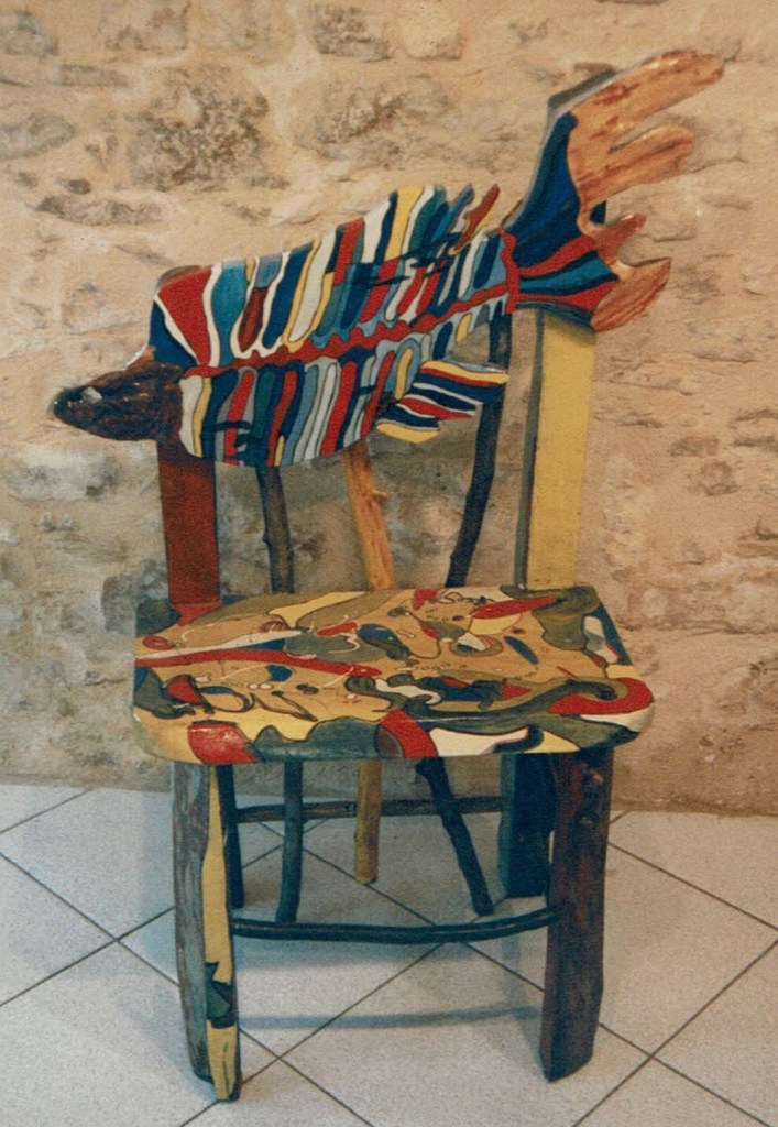 La Chaise Poisson de Chris Le Guen artiste peintre et sculptrice, est en peuplier.