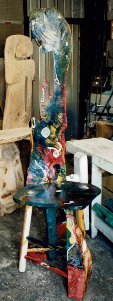 La "Chaise Virgin" de Chris Le Guen artiste peintre et sculptrice, est en peuplier