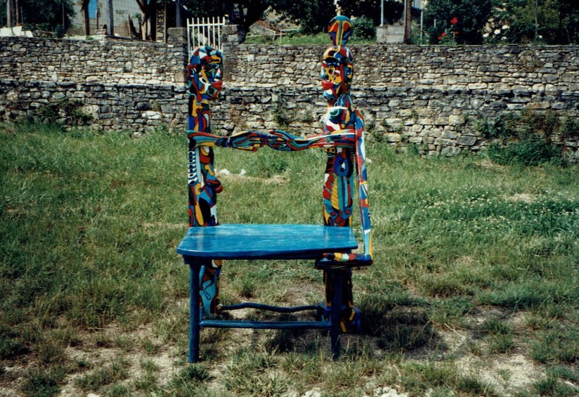 Chris Le Guen artiste peintre et sculptrice a fabriqué "Le Banc de Mariage" à partir de peuplier