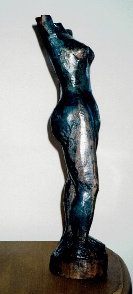 Figure est une sculpture en frêne de Chris Le Guen artiste peintre et sculptrice