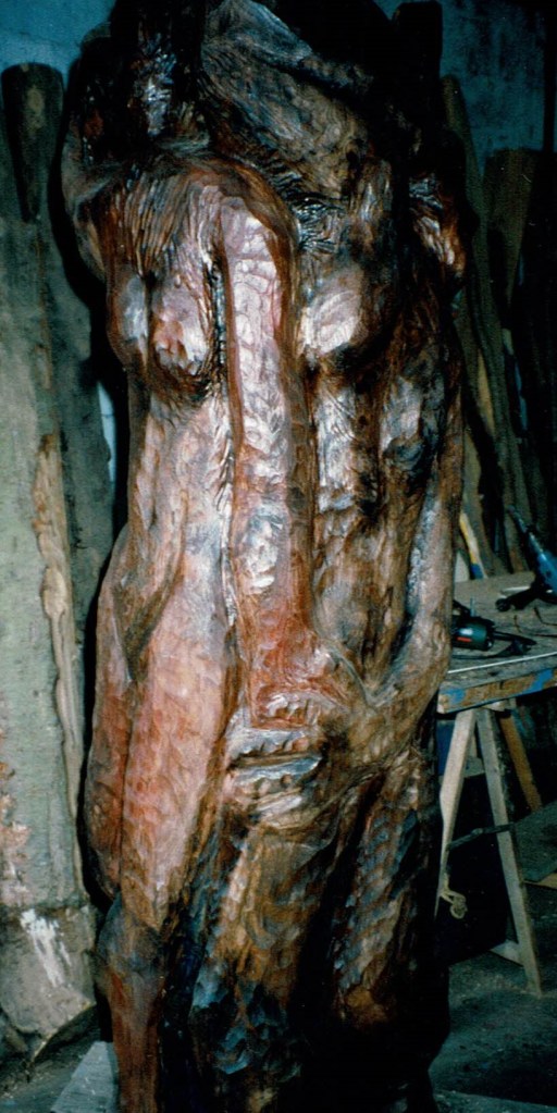 Les Trois Grâces sont conçues dans de l'orme par Chris Le Guen artiste peintre et sculptrice
