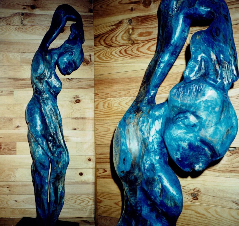 Satue est un bois peuplier recouvert de cire bleue par Chris Le Guen artiste peintre et sculptrice