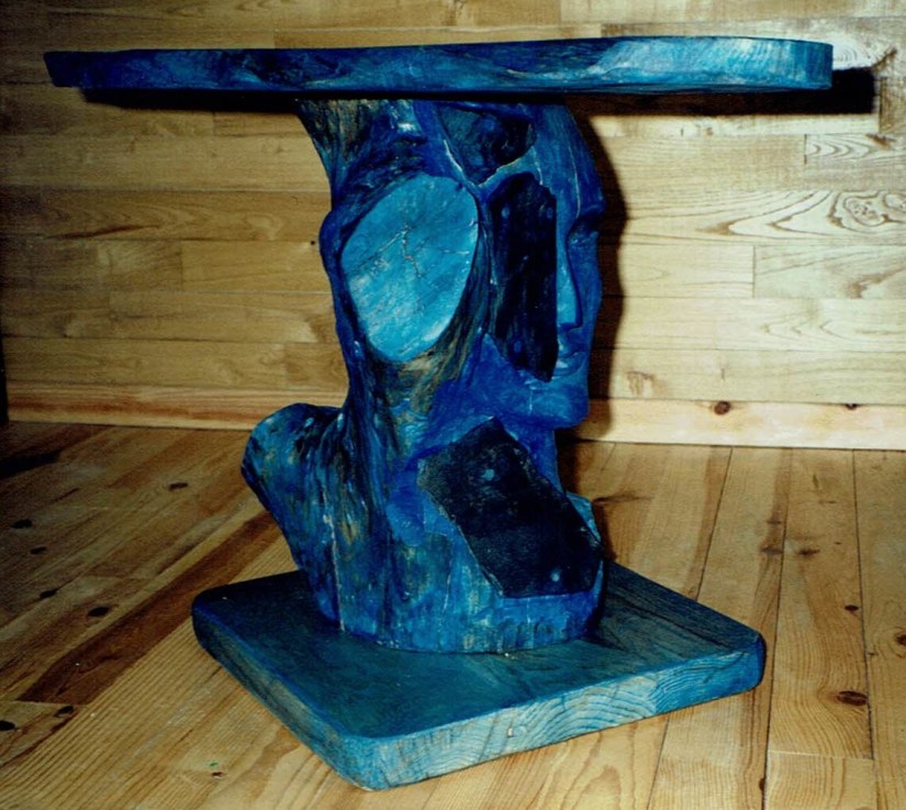 La Table Basse est construite à partir de tilleul et de chêne par Chris Le Guen artiste peintre et sculptrice